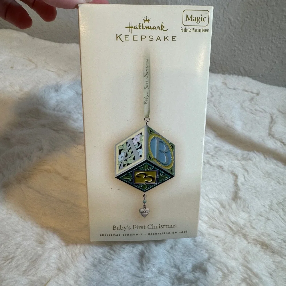 2007 Hallmark Keepsake Babys First Christmas Magic Musical Ornament QXG6117